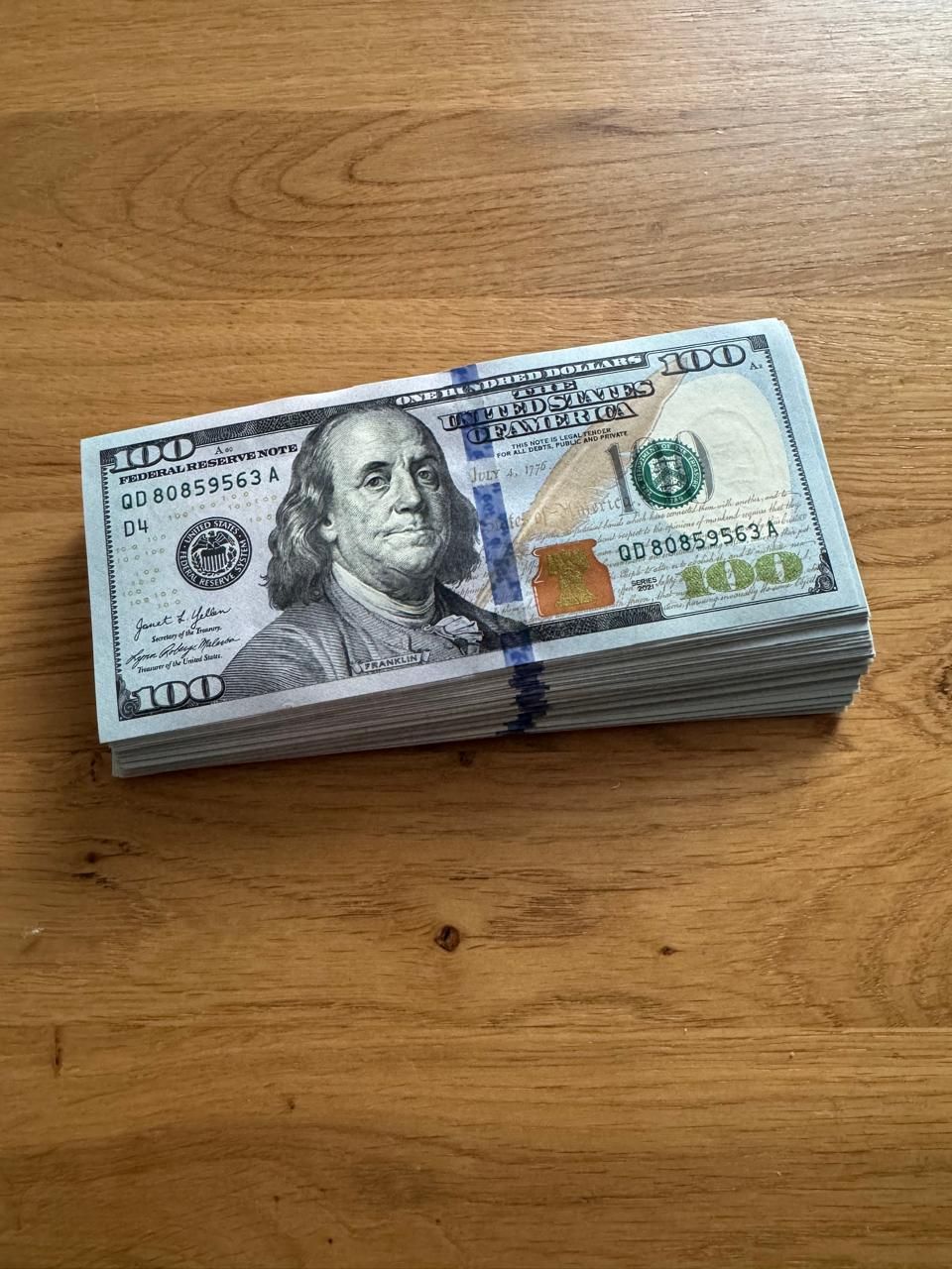 Виявлена готівка у прикарпатки. Фото: Львівська митниця