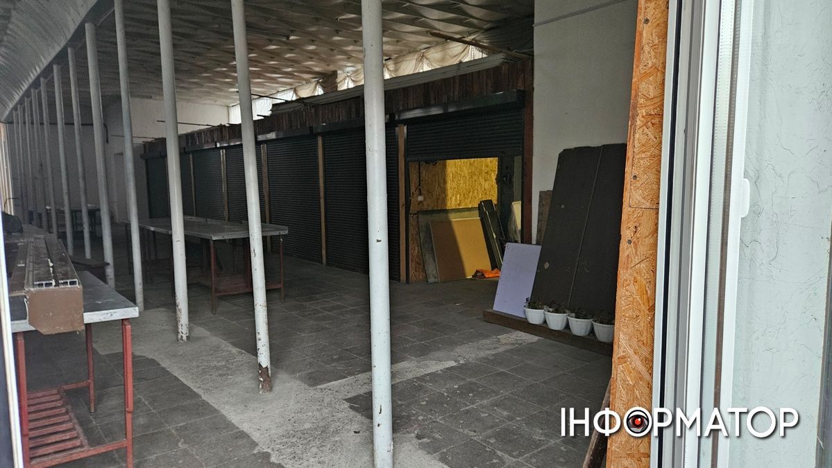 Хтось поклав око на базарні площі? Молочний павільйон влада Коломиї визнала аварійним: ситуація зсередини 17