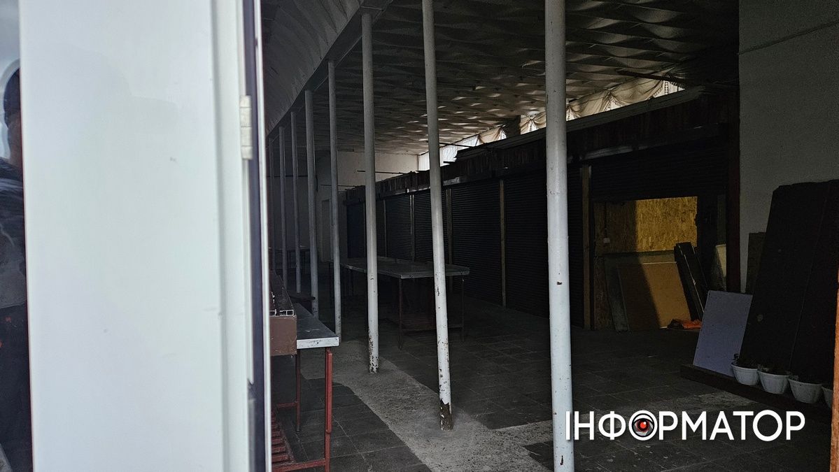 Хтось поклав око на базарні площі? Молочний павільйон влада Коломиї визнала аварійним: ситуація зсередини 15