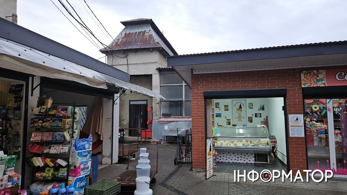 Хтось поклав око на базарні площі? Молочний павільйон влада Коломиї визнала аварійним: ситуація зсередини 8