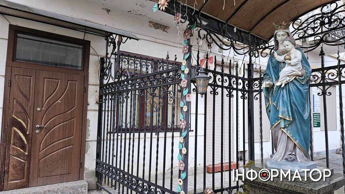 Хтось поклав око на базарні площі? Молочний павільйон влада Коломиї визнала аварійним: ситуація зсередини 10