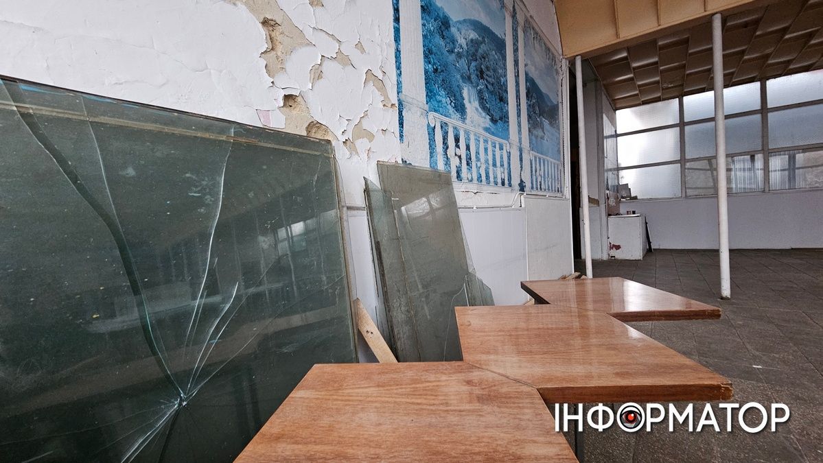 Хтось поклав око на базарні площі? Молочний павільйон влада Коломиї визнала аварійним: ситуація зсередини 9