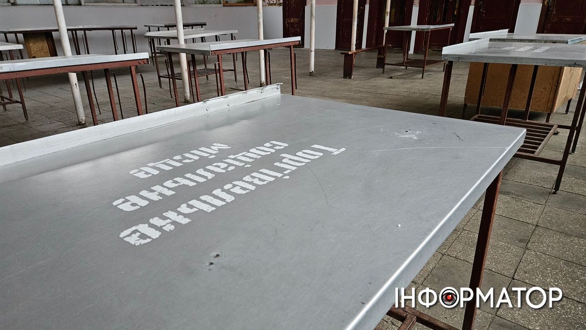 Хтось поклав око на базарні площі? Молочний павільйон влада Коломиї визнала аварійним: ситуація зсередини 2