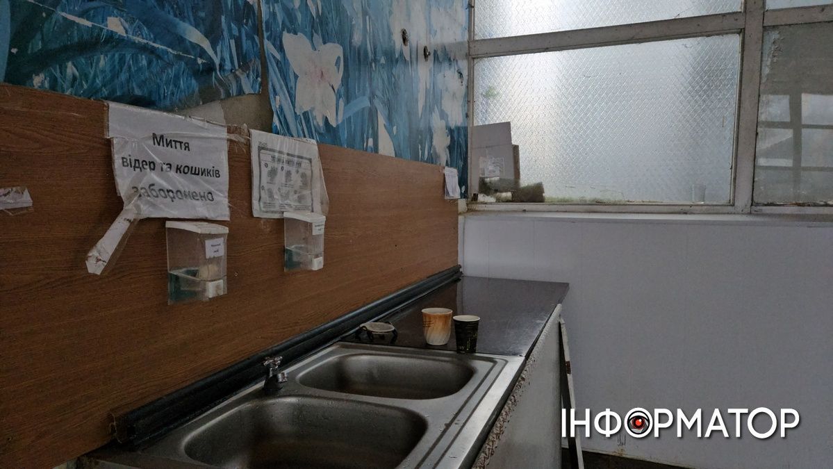 Хтось поклав око на базарні площі? Молочний павільйон влада Коломиї визнала аварійним: ситуація зсередини 11