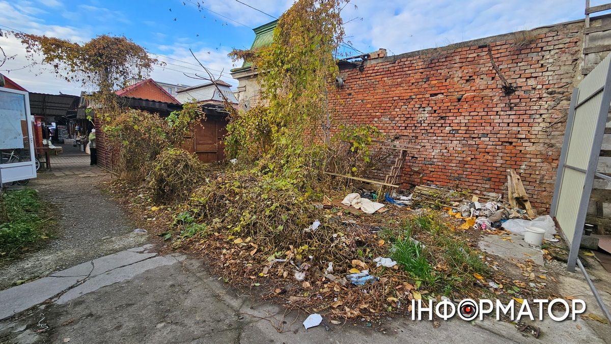 Хтось поклав око на базарні площі? Молочний павільйон влада Коломиї визнала аварійним: ситуація зсередини 12