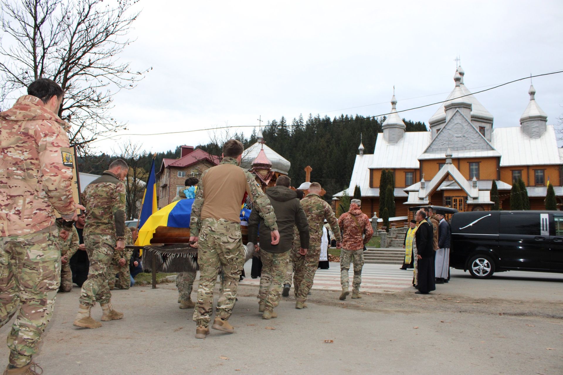 У Верховині "на щиті" зустріли загиблого воїна Івана Петрука 17