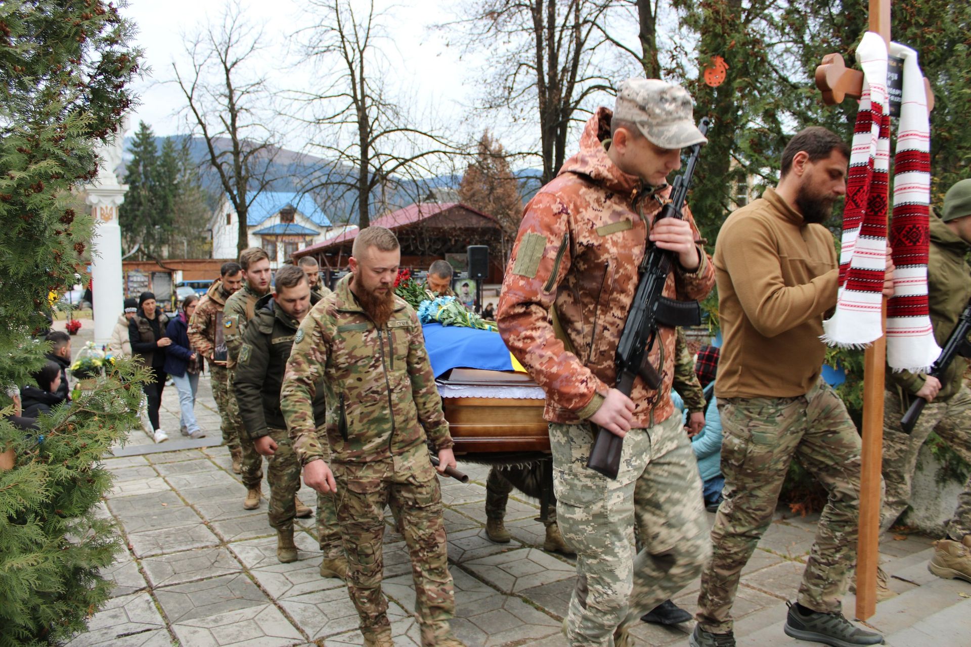 У Верховині "на щиті" зустріли загиблого воїна Івана Петрука 16