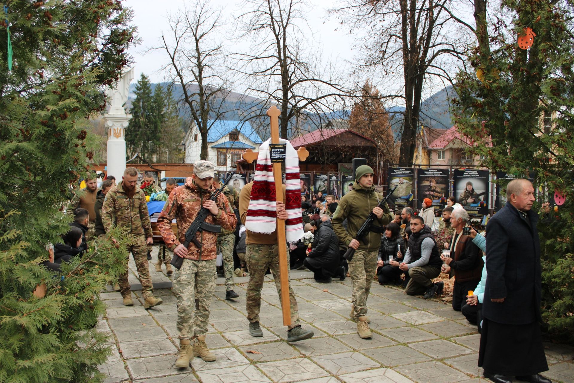 У Верховині "на щиті" зустріли загиблого воїна Івана Петрука 15