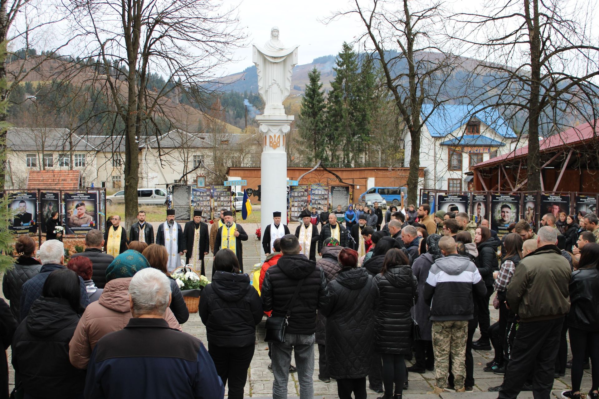 У Верховині "на щиті" зустріли загиблого воїна Івана Петрука 11