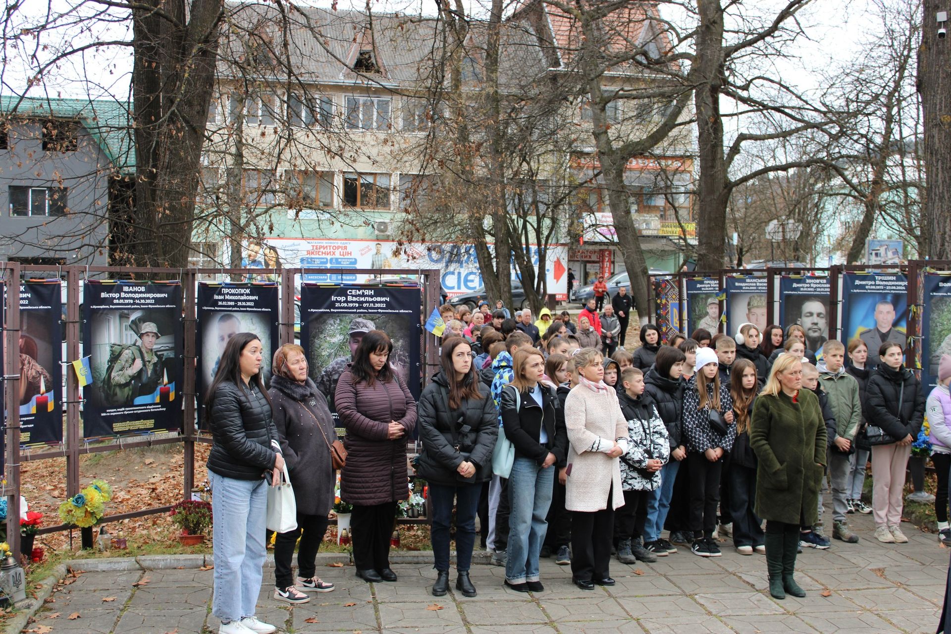 У Верховині "на щиті" зустріли загиблого воїна Івана Петрука 2