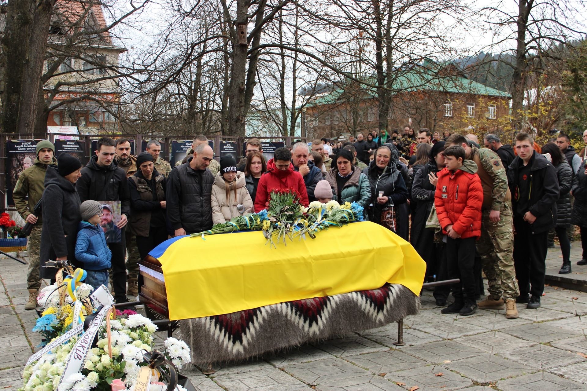 У Верховині "на щиті" зустріли загиблого воїна Івана Петрука 10