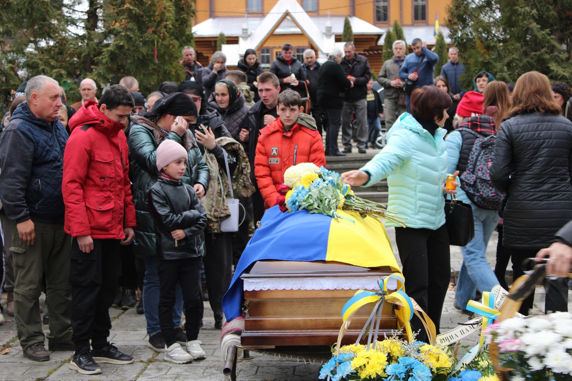 У Верховині "на щиті" зустріли загиблого воїна Івана Петрука 9
