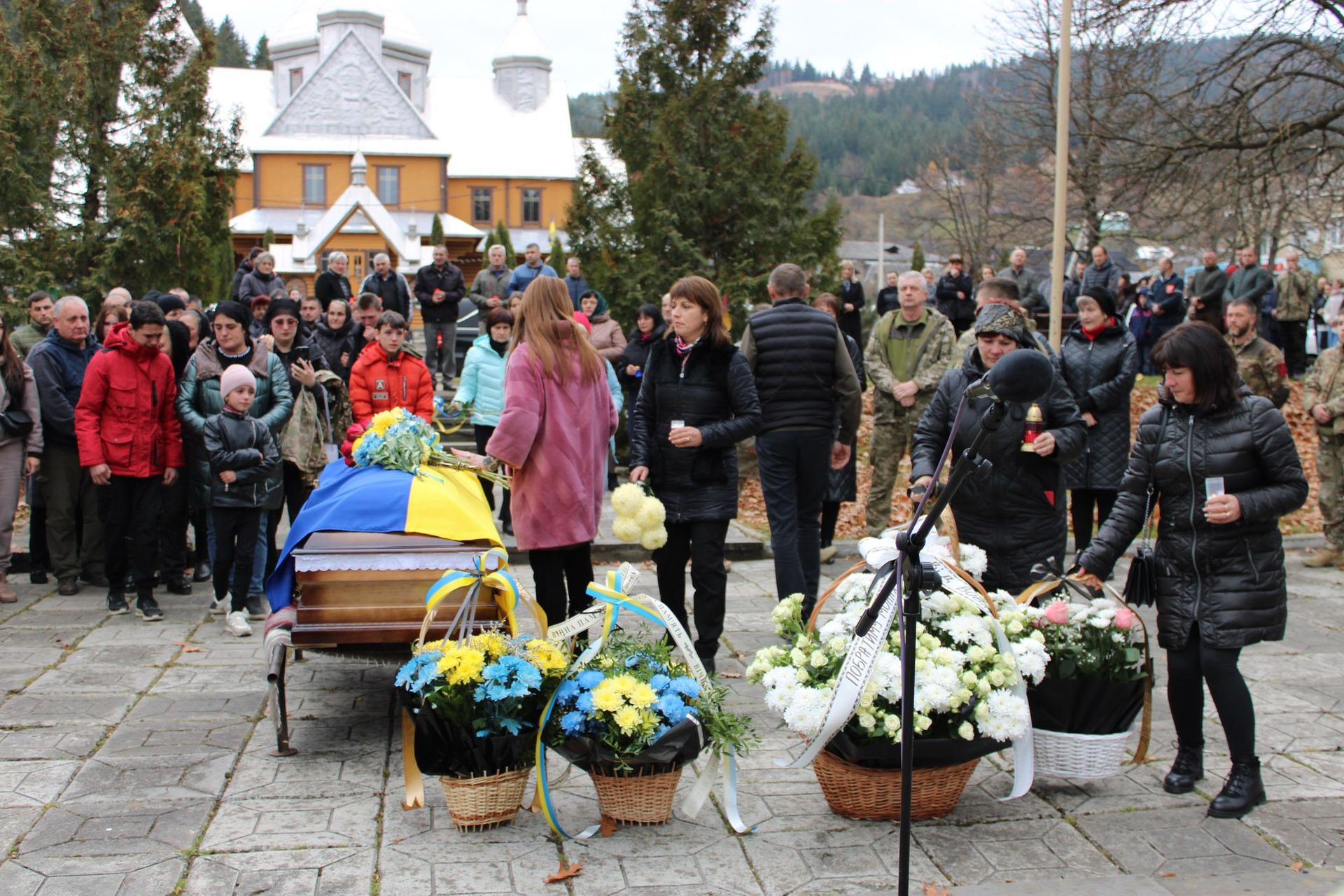 У Верховині "на щиті" зустріли загиблого воїна Івана Петрука 8