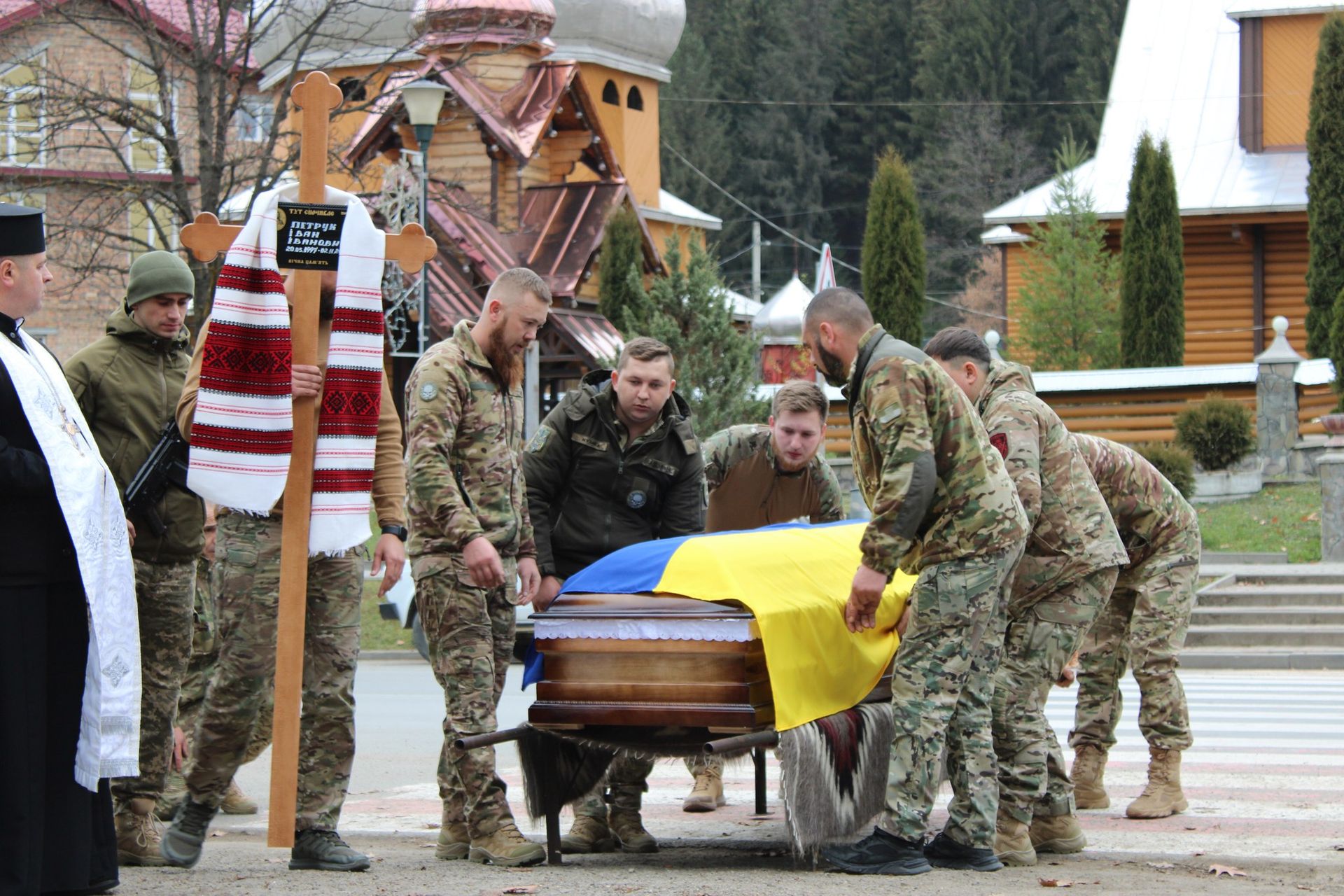 У Верховині "на щиті" зустріли загиблого воїна Івана Петрука 7