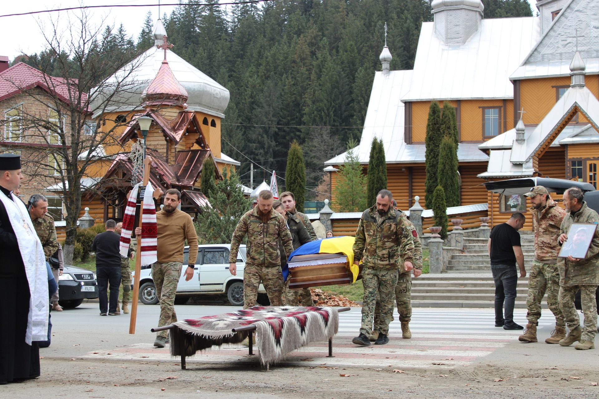 У Верховині "на щиті" зустріли загиблого воїна Івана Петрука 6