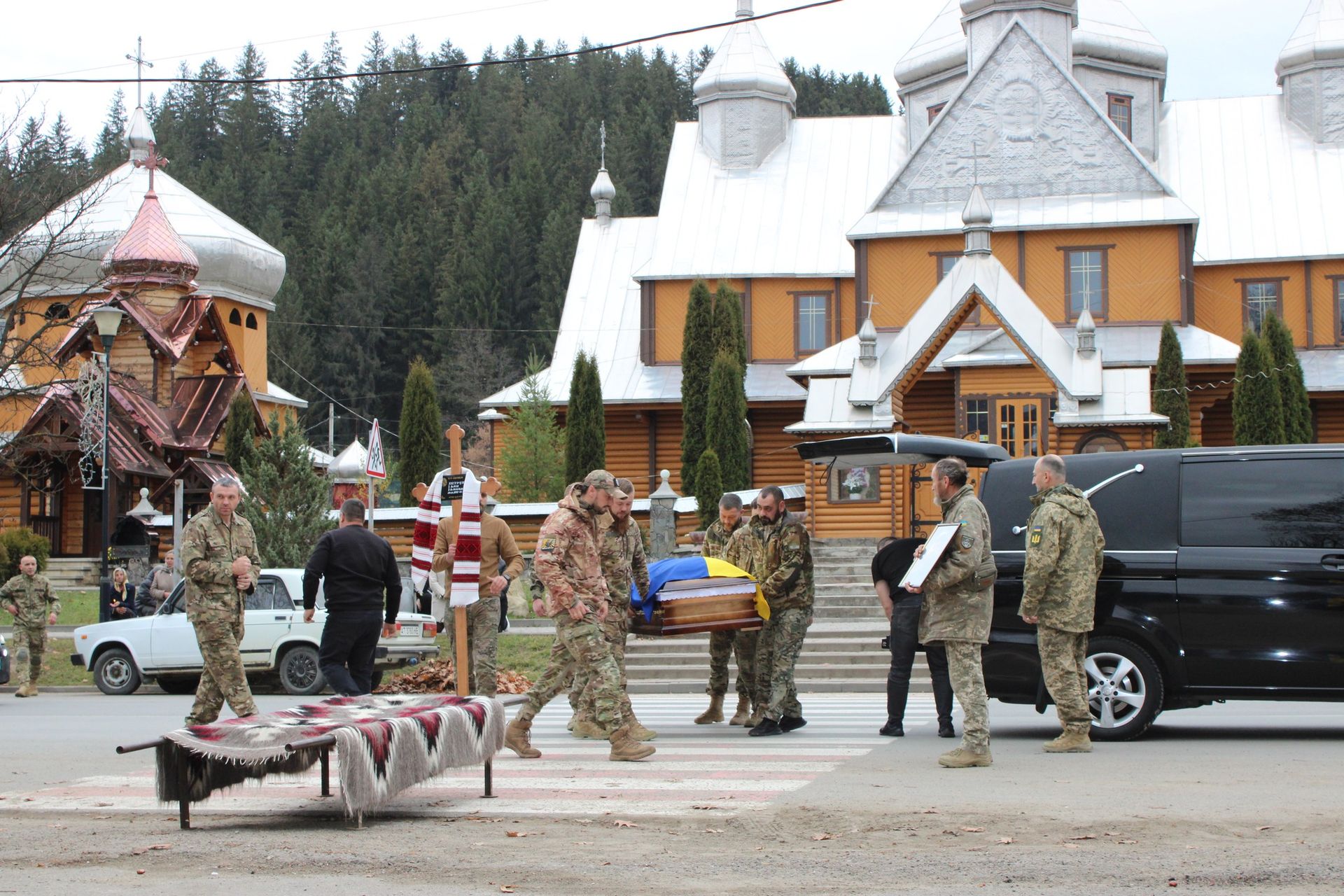 У Верховині "на щиті" зустріли загиблого воїна Івана Петрука 5