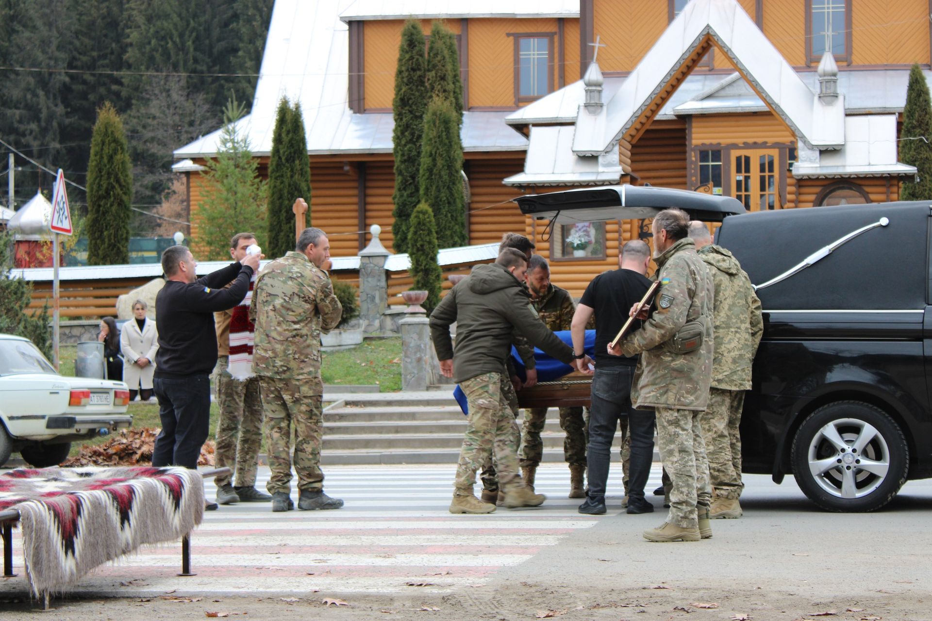У Верховині "на щиті" зустріли загиблого воїна Івана Петрука 4