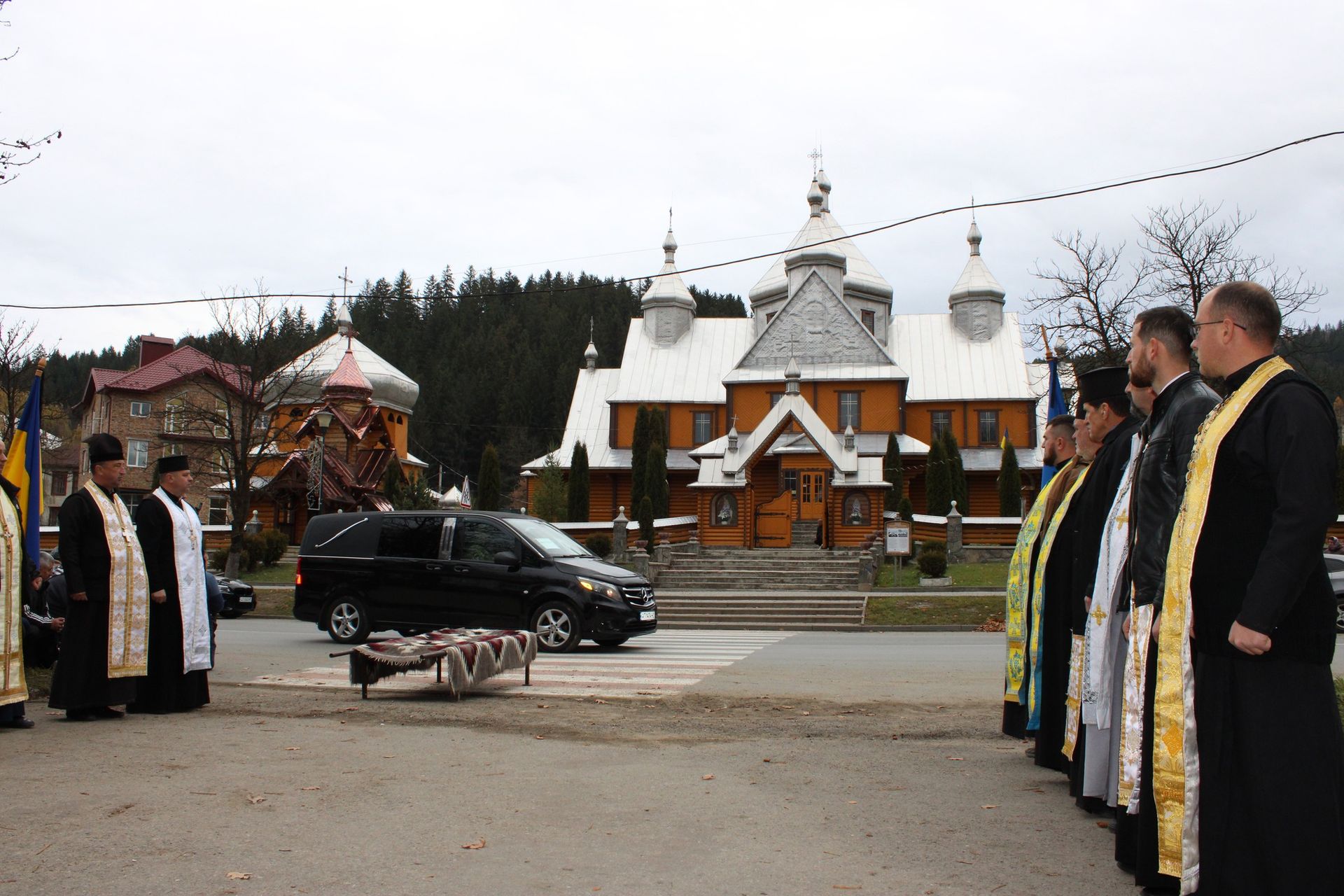 У Верховині "на щиті" зустріли загиблого воїна Івана Петрука 3