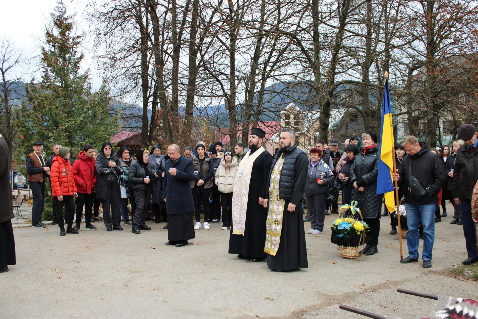 У Верховині "на щиті" зустріли загиблого воїна Івана Петрука 12