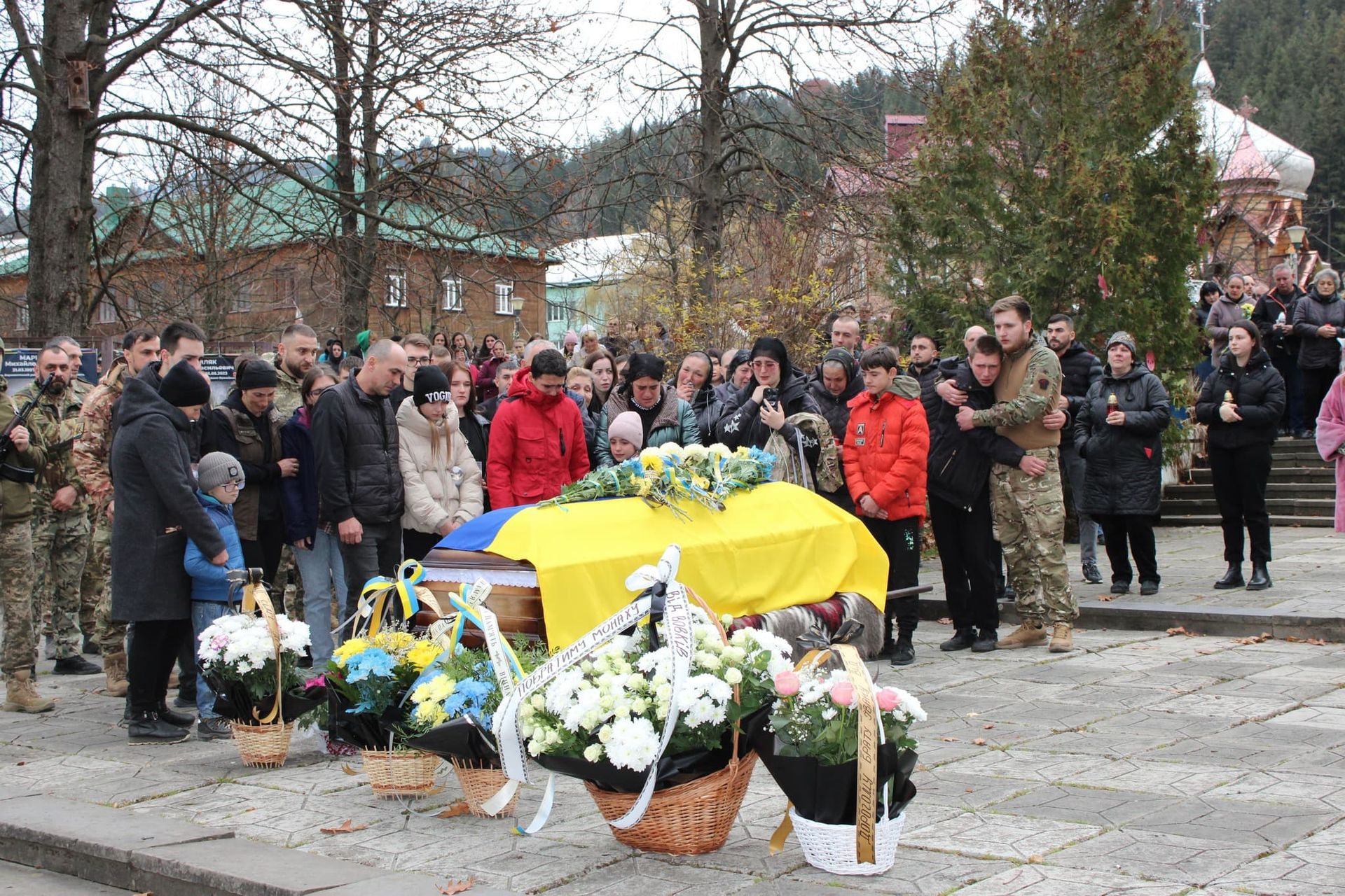 У Верховині "на щиті" зустріли загиблого воїна Івана Петрука 13