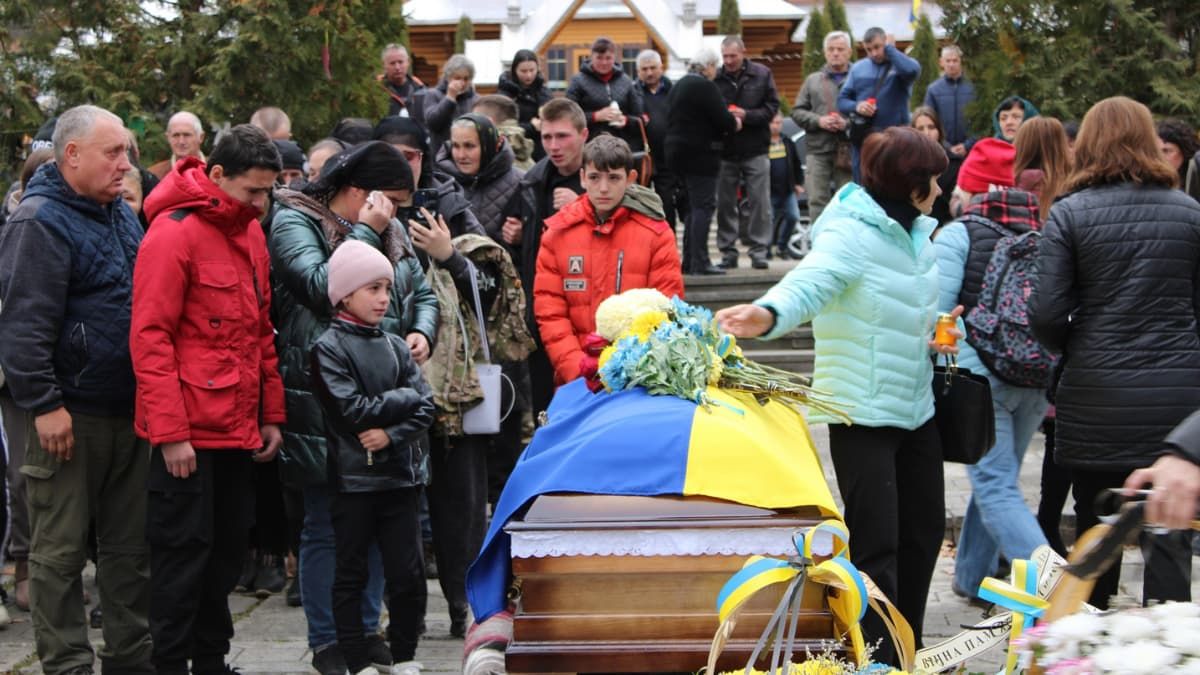 У Верховині "на щиті" зустріли загиблого воїна Івана Петрука