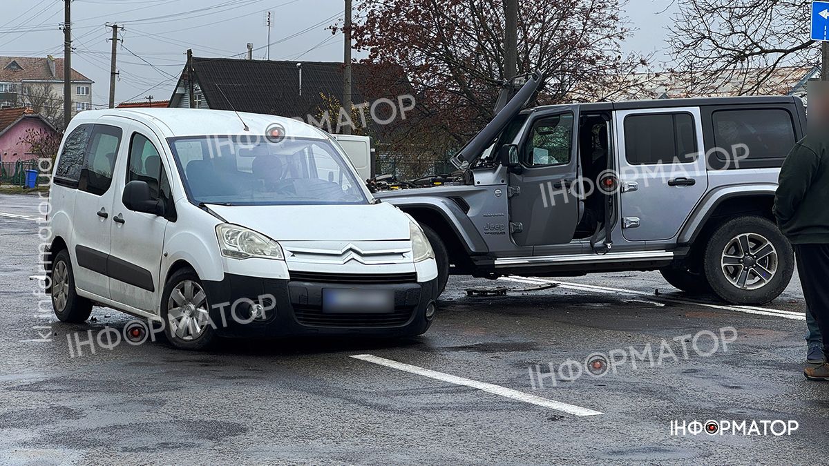 Водійка "Citroen" хотіла здійснити розворот: деталі ранкової аварії на Карпатській 1
