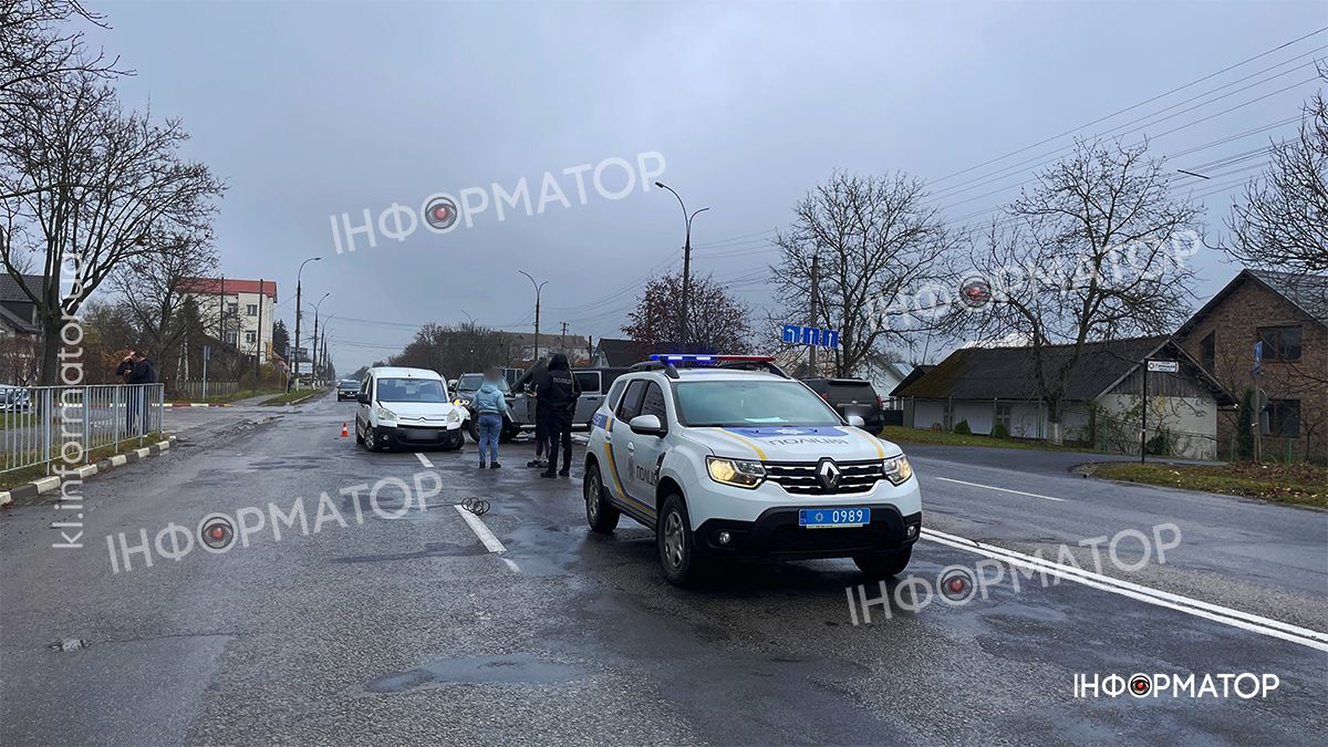На Карпатській зіткнулися дві автівки, є постраждала. ФОТО 1