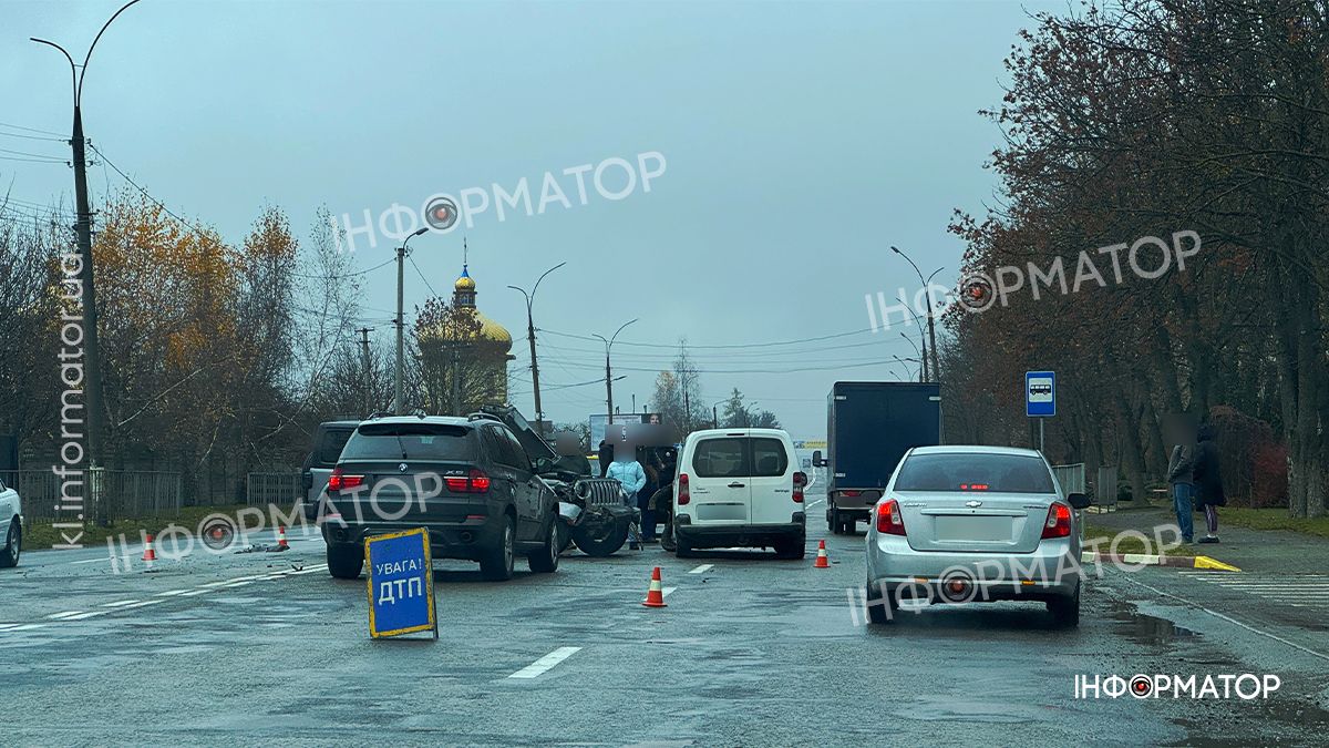 На Карпатській зіткнулися дві автівки, є постраждала. ФОТО 2