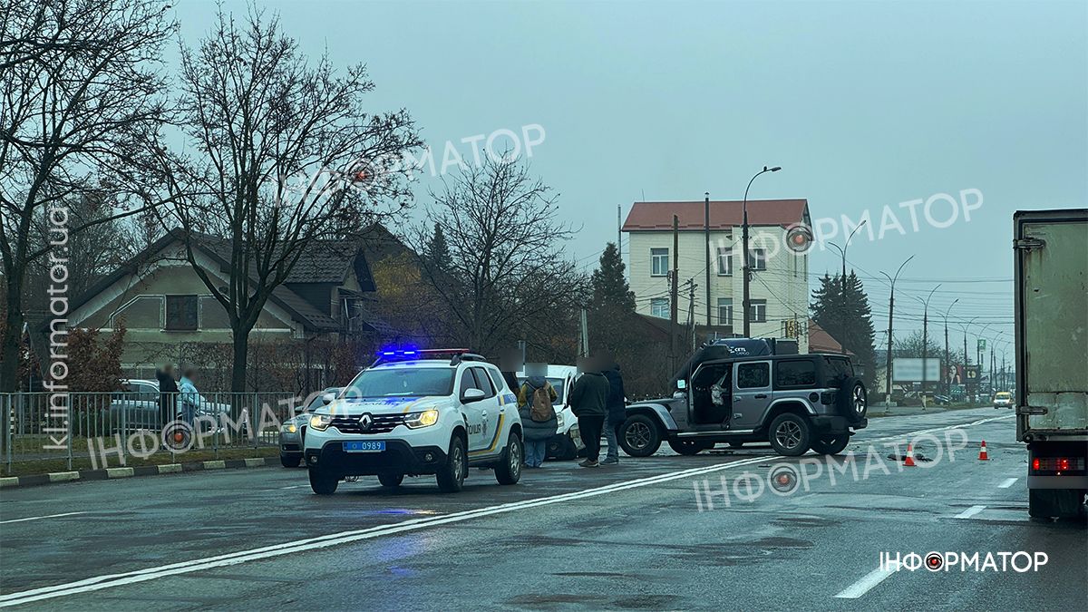 На Карпатській зіткнулися дві автівки, є постраждала. ФОТО 3