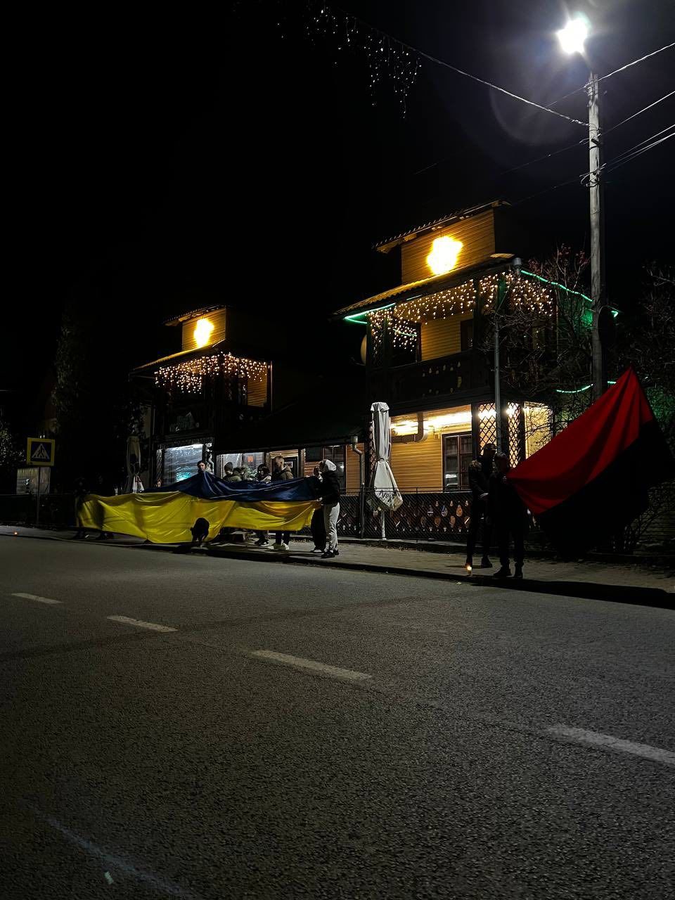 У Ворохті зустріли скорботний кортеж померлого воїна Марʼяна Басараби 7