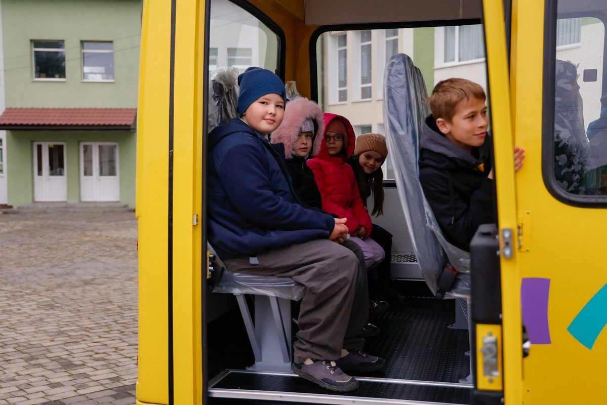 Для Обертинського ліцею передали новий шкільний автобус 4