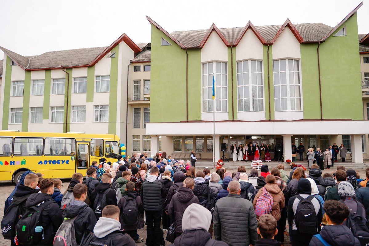 Для Обертинського ліцею передали новий шкільний автобус 1