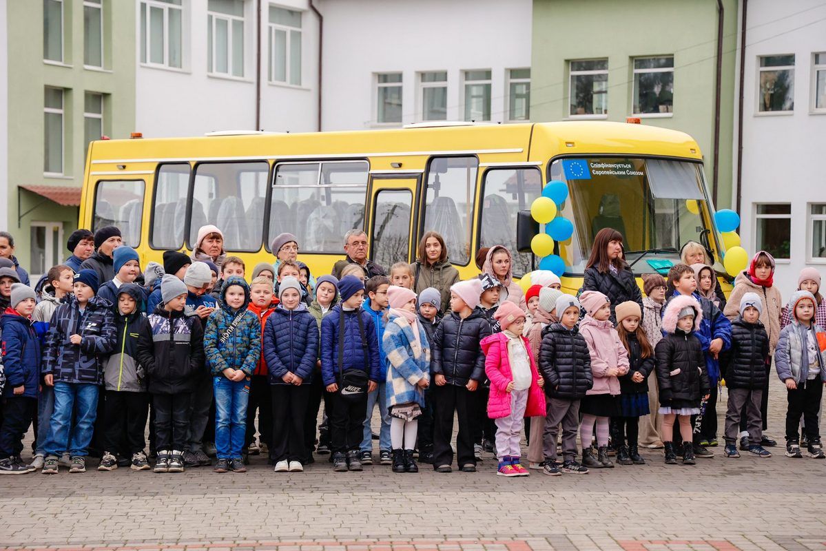 Для Обертинського ліцею передали новий шкільний автобус 3