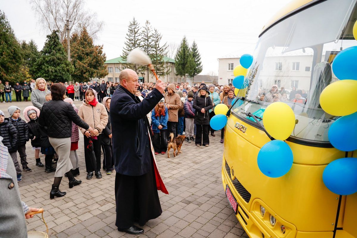 Для Обертинського ліцею передали новий шкільний автобус 2