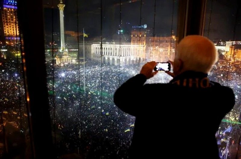 Джон МакКейн в Будинку Профспілок під час концерту "ОЕ" / Фото з відкритих джерел https://afisha.24tv.ua/svyatoslav_vakarchuk_rozpoviv_yak_vipadkovo_zarodilas_ideya_zigrati_kontsert_na_maydani_2013_go_n1237194 Джон МакКейн в Будинку Профспілок під час концерту "ОЕ" / Фото з відкритих джерел https://afisha.24tv.ua/svyatoslav_vakarchuk_rozpoviv_yak_vipadkovo_zarodilas_ideya_zigrati_kontsert_na_maydani_2013_go_n1237194