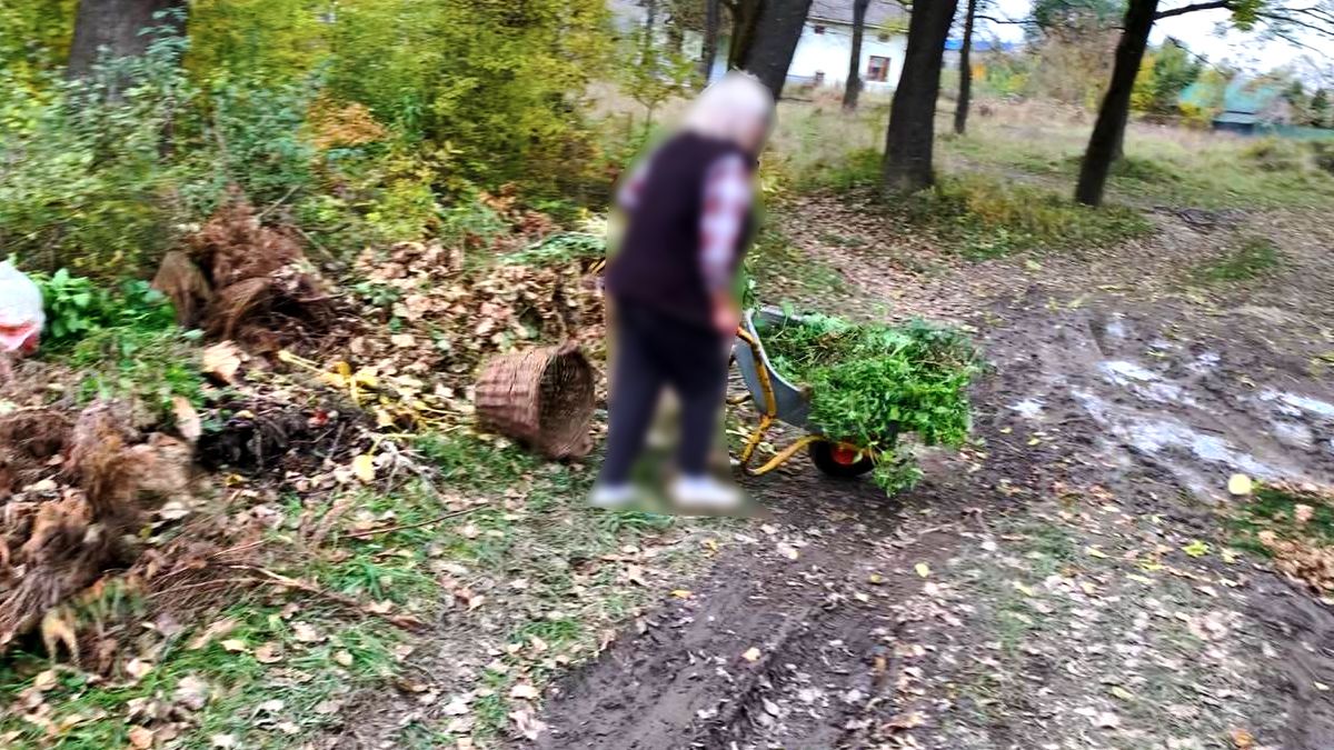 Чоловік зафіксував, як сусідка вивозить сміття 