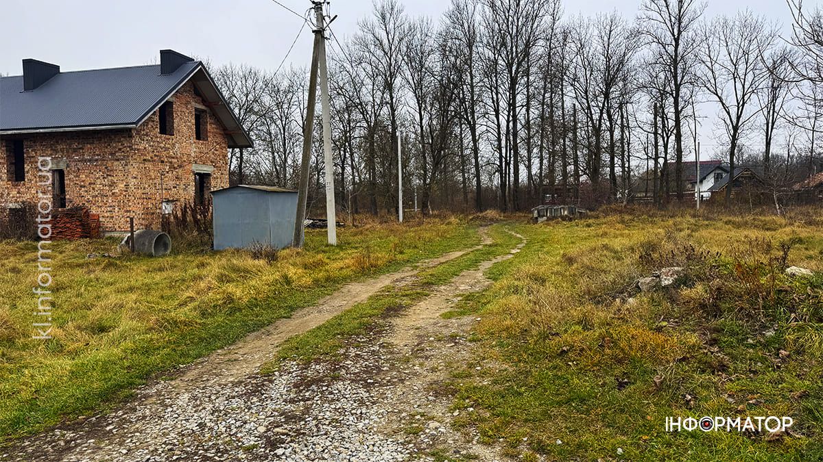 Військовий з Коломиї бореться зі стихійним сміттєзвалищем біля свого дому та нарікає на владу 3