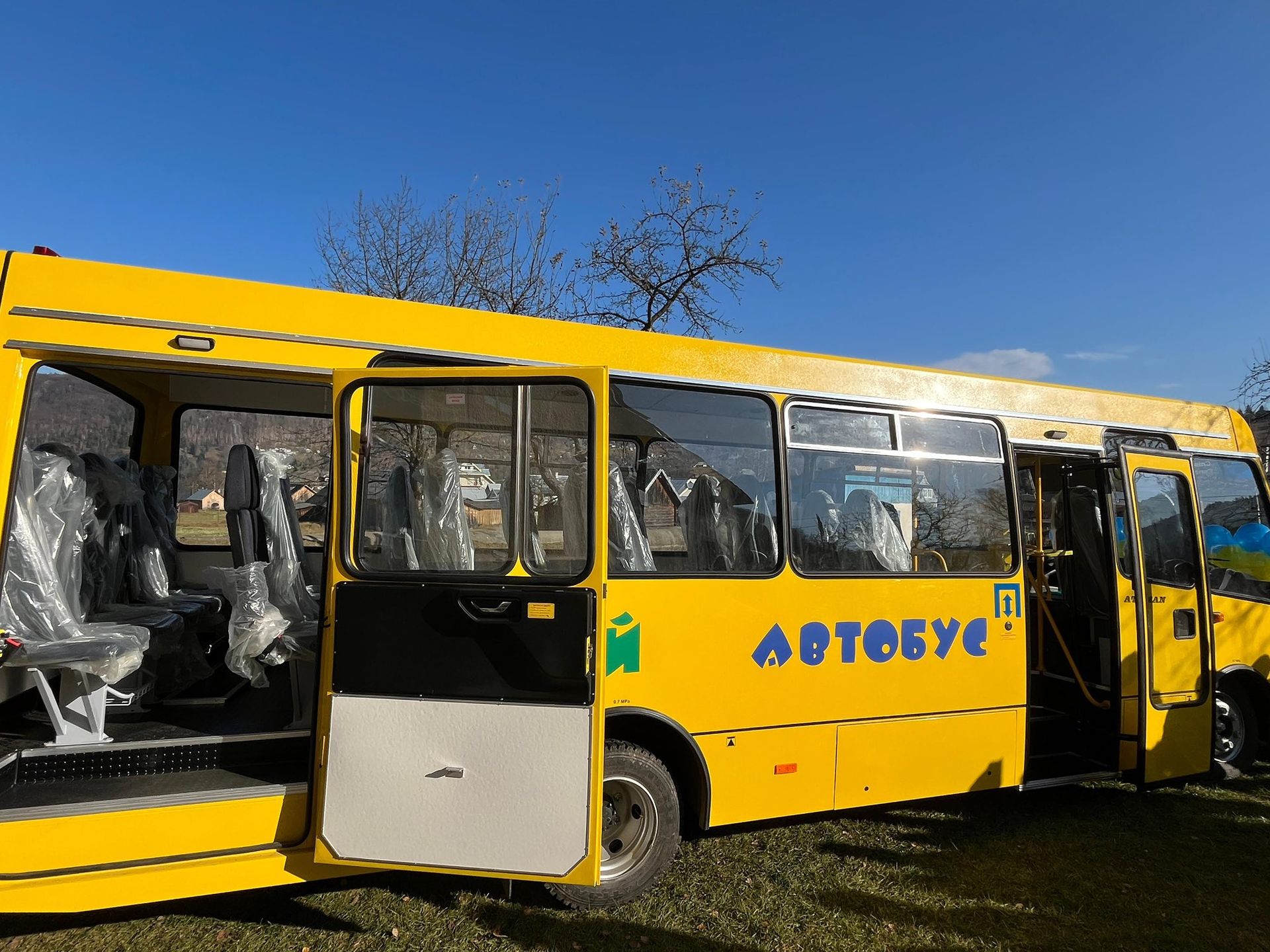 Дві громади на Косівщині отримали шкільні автобуси 4