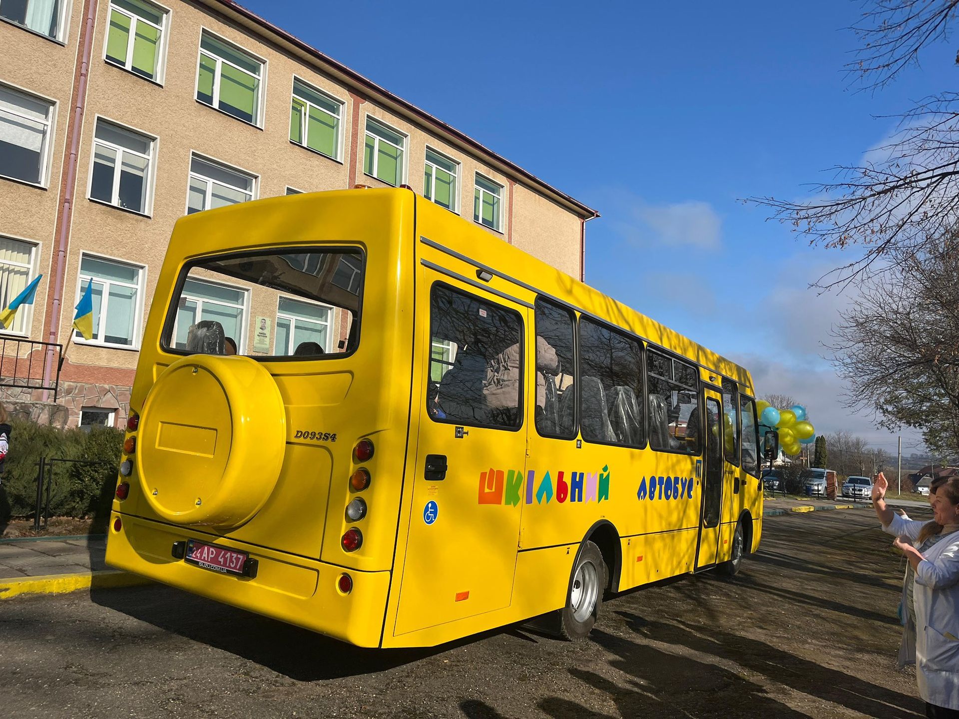 Дві громади на Косівщині отримали шкільні автобуси 6