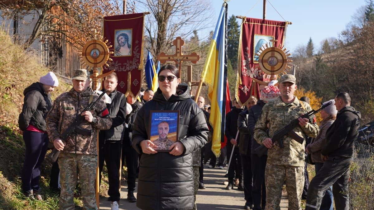 У Ворохті попрощались з померлим воїном Марʼяном Басарабою