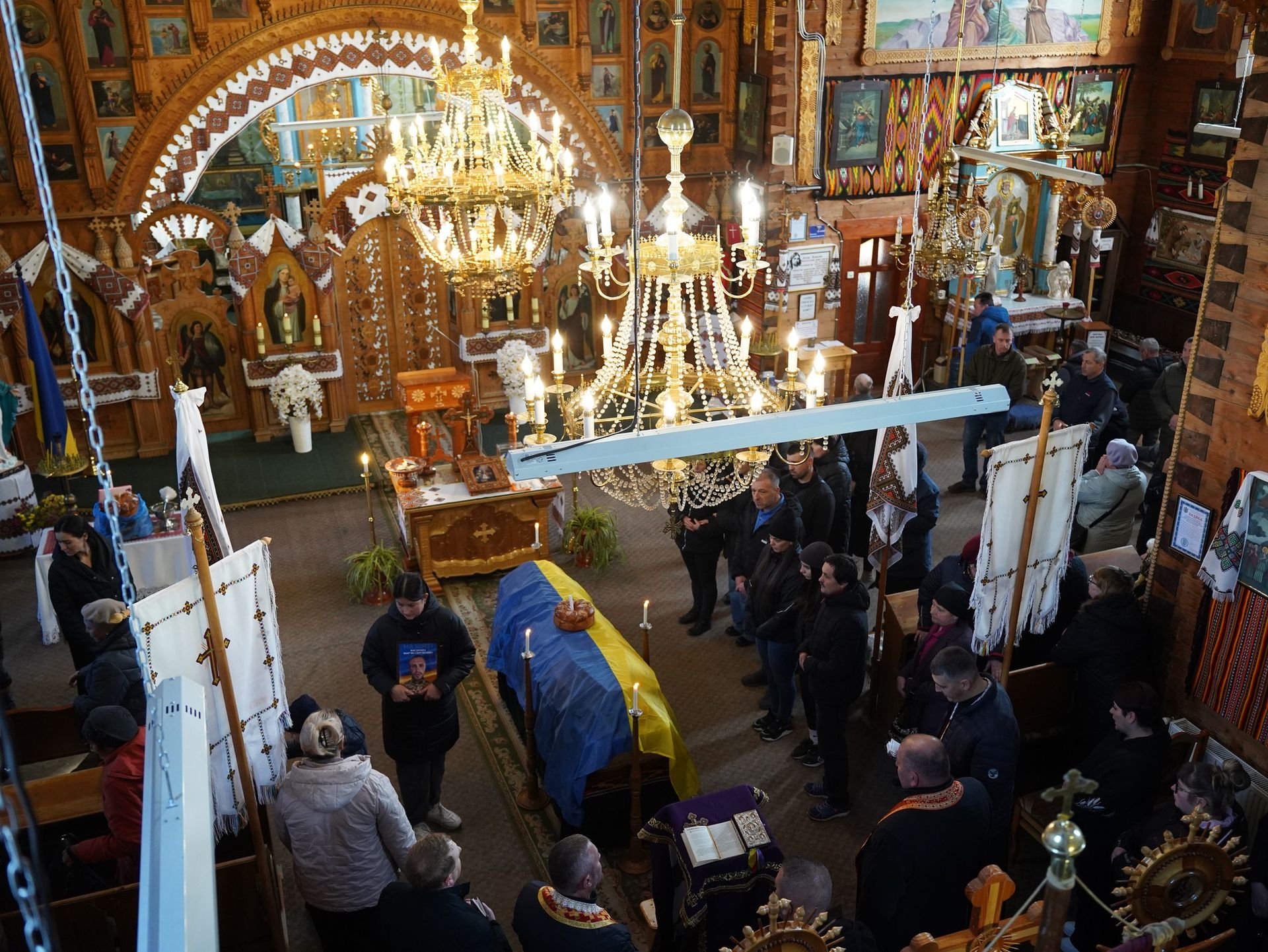 У Ворохті попрощались з померлим воїном Марʼяном Басарабою 11