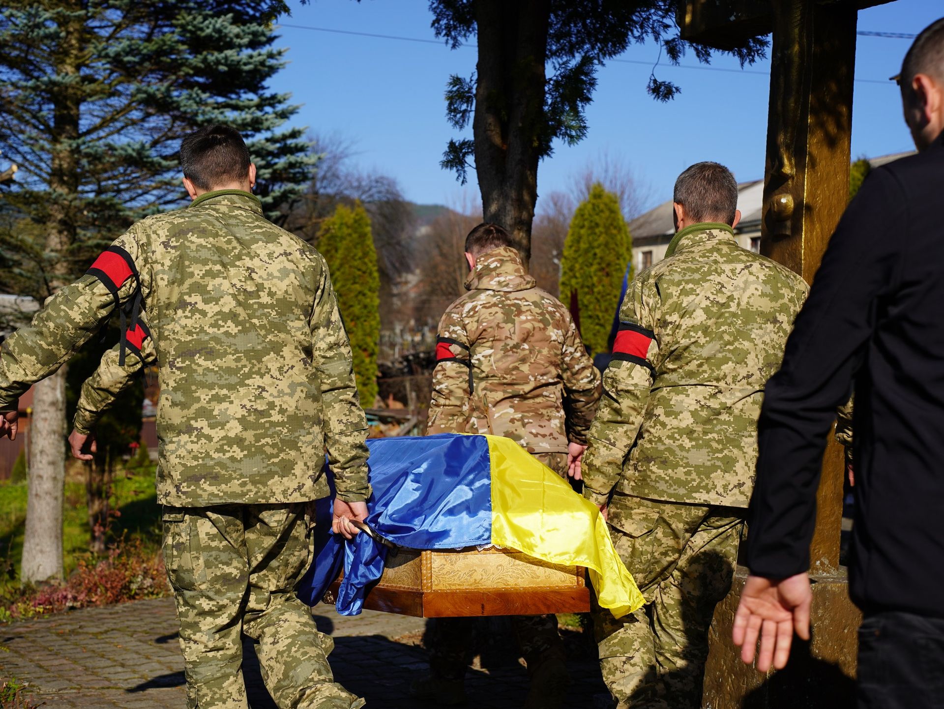 У Ворохті попрощались з померлим воїном Марʼяном Басарабою 10