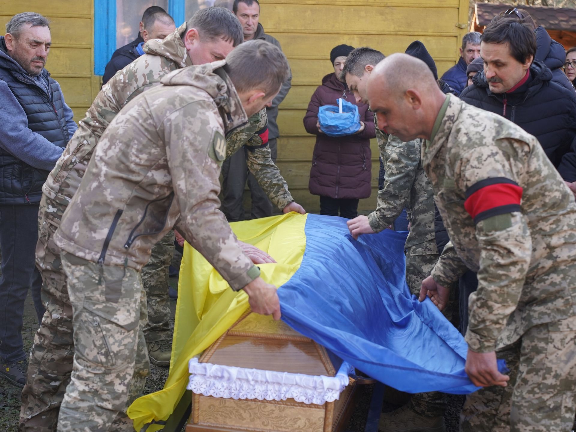 У Ворохті попрощались з померлим воїном Марʼяном Басарабою 8