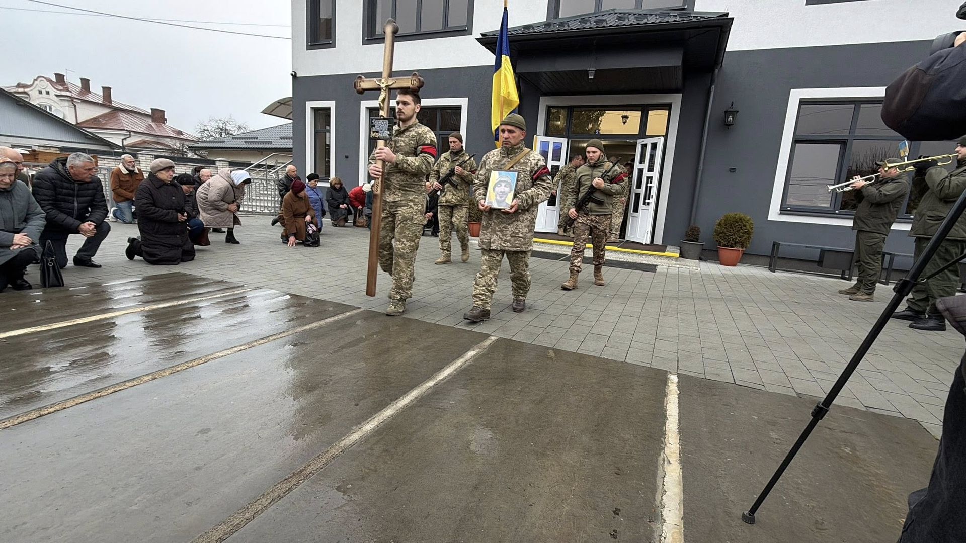 У Надвірній провели в останню дорогу загиблого воїна Владислава Четверікова 10