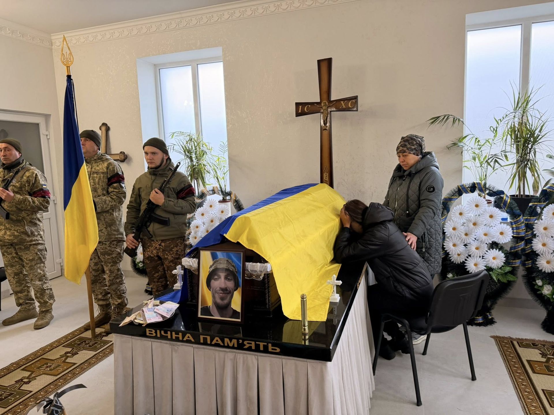 У Надвірній провели в останню дорогу загиблого воїна Владислава Четверікова 11