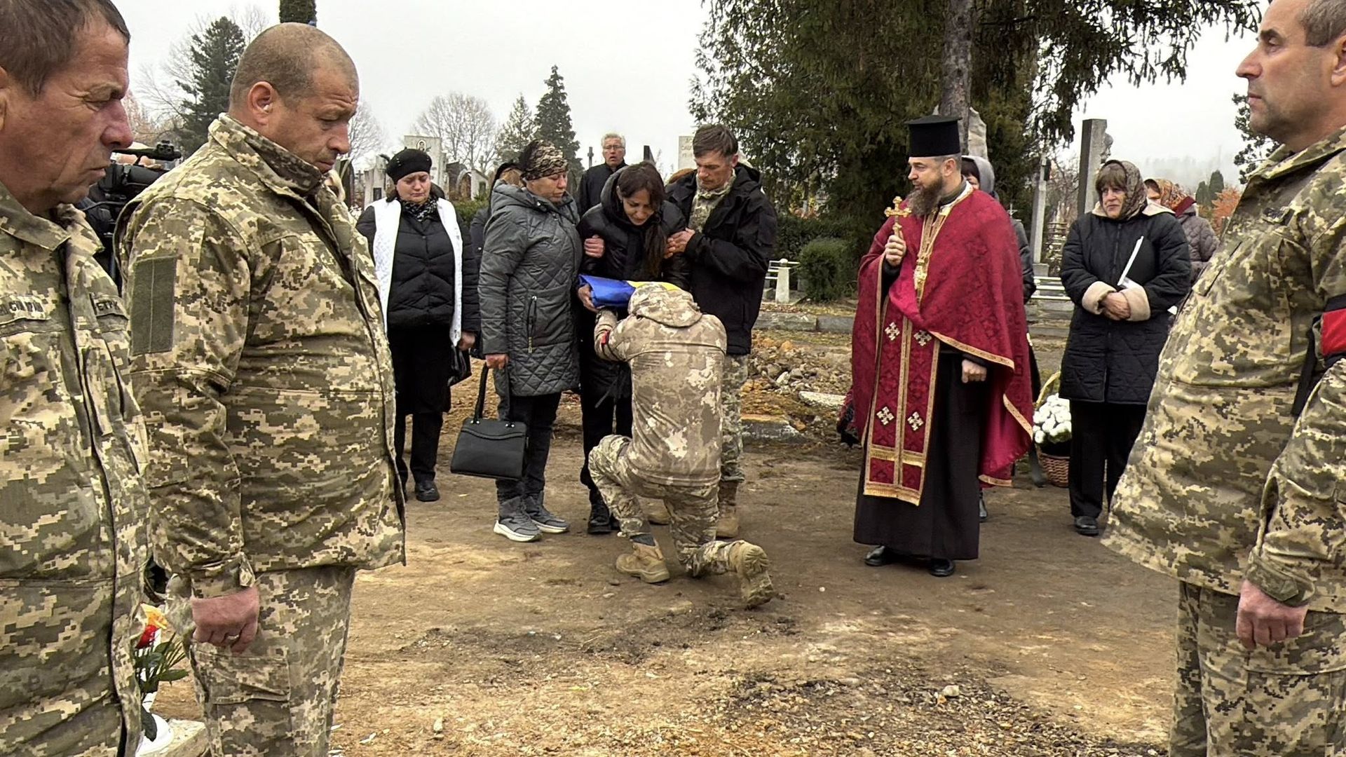 У Надвірній провели в останню дорогу загиблого воїна Владислава Четверікова 16