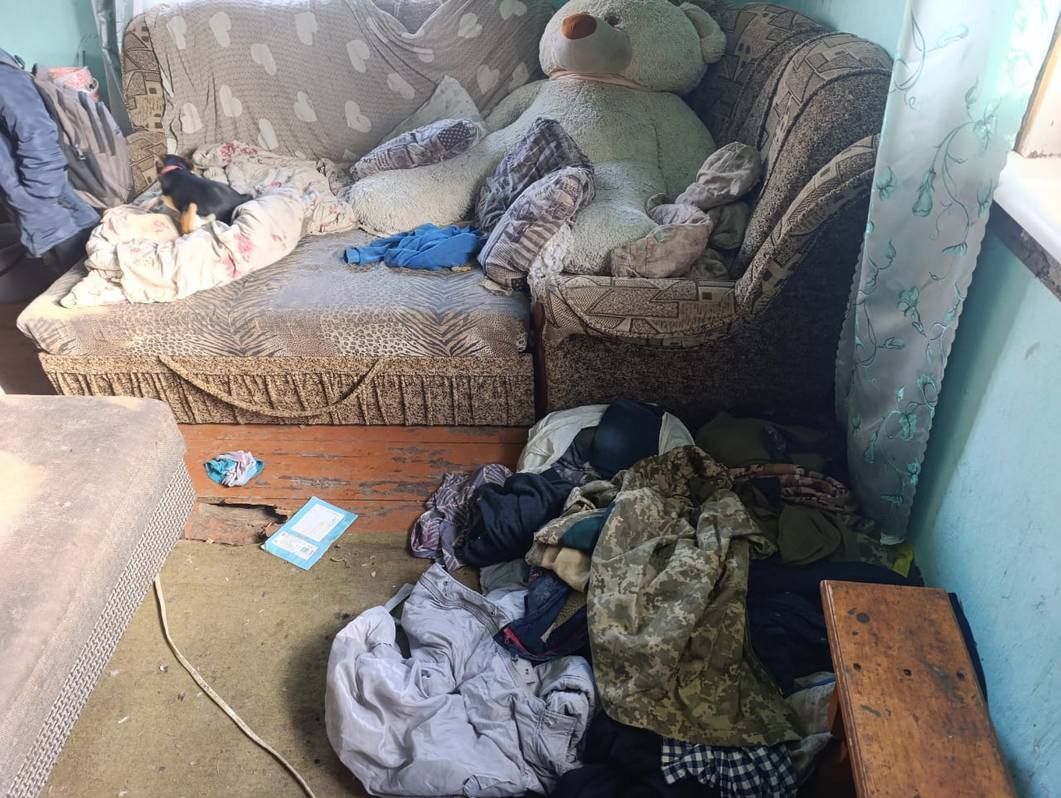 Матір на кілька діб залишила чотирьох дітей в жахливих умовах 2