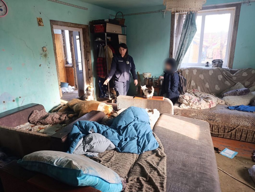 Матір на кілька діб залишила чотирьох дітей в жахливих умовах 1