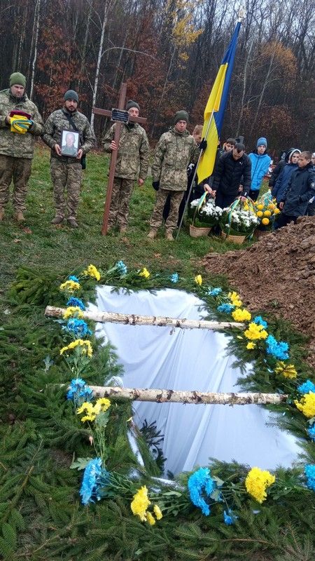 На Коломийщині в останню дорогу провели воїна "десятки" Миколу Варщука 9