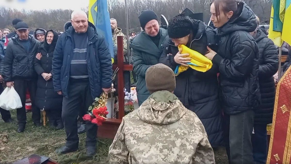 На Коломийщині в останню дорогу провели воїна "десятки" Миколу Варщука 10